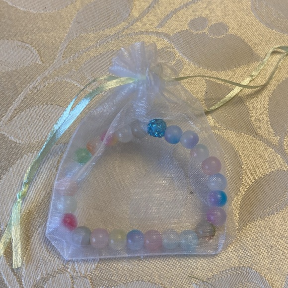 Colorful marble stackable 8mm beaded bracelet with blue crystal accent bead - Picture 9 of 9